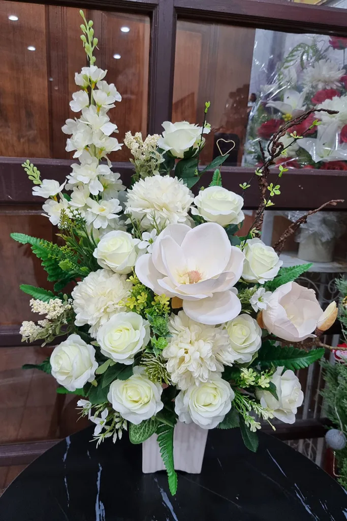 แจกันดอกไม้ประดิษฐ์สีขาว