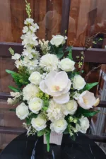 แจกันดอกไม้ประดิษฐ์สีขาว