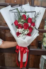 ช่อดอกกุหลาบห่อสีขาว