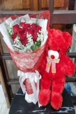 ช่อดอกกุหลาบแดงกับตุ๊กตาหมีสีแดง