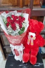 ช่อดอกกุหลาบแดงกับตุ๊กตาหมี