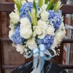 แจกันดอกไม้สดสีฟ้าขาว