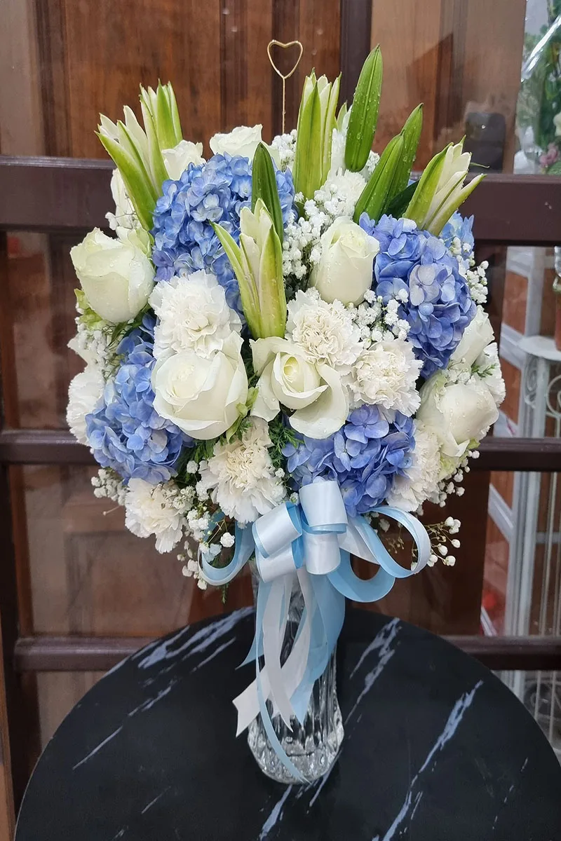 แจกันดอกไม้สดสีฟ้าขาว