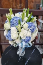 แจกันดอกไม้สดสีฟ้า