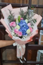 ช่อดอกไม้สดสีฟ้าชมพู