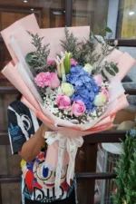 ช่อดอกไม้สดสีฟ้าชมพู