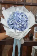 ช่อดอกไม้สด สีฟ้า