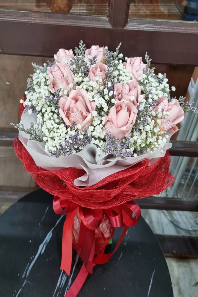 ช่อแบงค์ร้อยพับดอกกุหลาบห่อสีแดง