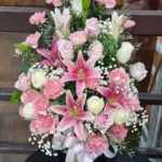 แจกันดอกไม้สดสีชมพู