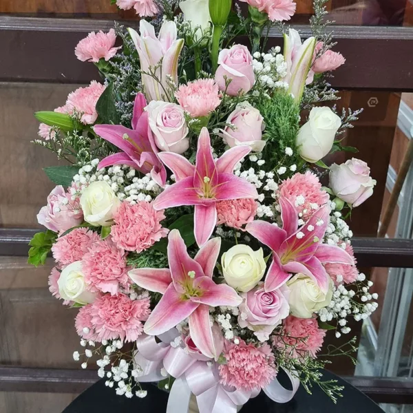 แจกันดอกไม้สดสีชมพู