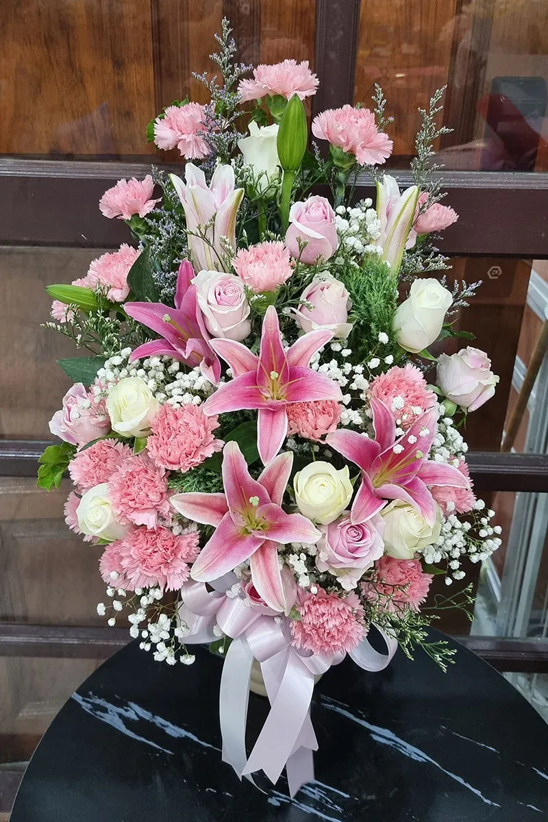 แจกันดอกไม้สดสีชมพู