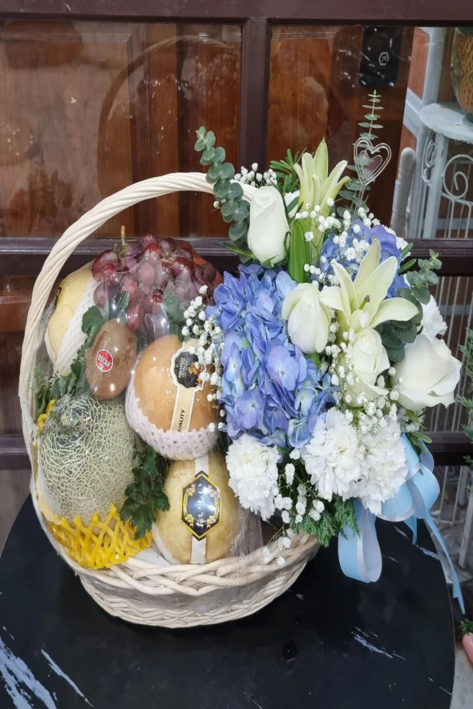 กระเช้าผลไม้ดอกไม้สดสีฟ้าขาว