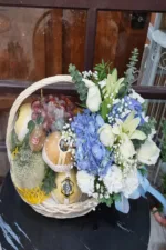 กระเช้าผลไม้ดอกไม้สดสีฟ้า