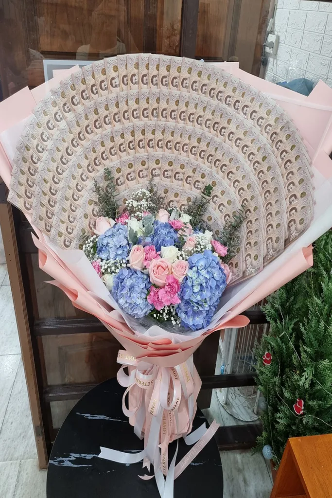 ช่อดอกไม้สดเรียงแบงค์ในช่อ