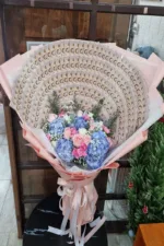 ช่อแบงค์เรียงในช่อดอกไม้สด