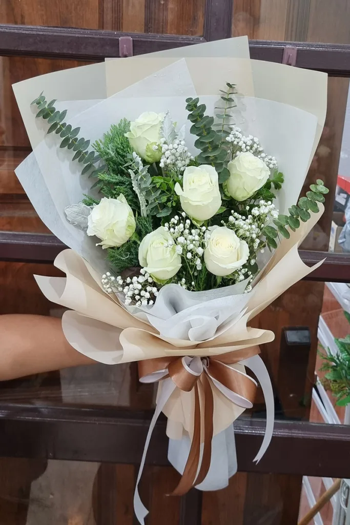 ช่อดอกกุหลาบขาว6ดอก