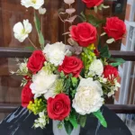 แจกันดอกไม้ประดิษฐ์สีแดง