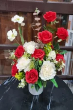 แจกันดอกไม้ประดิษฐ์สีแดง