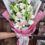 ช่อดอกไม้สดสีชมพู