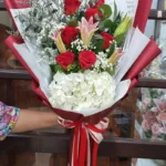 ช่อดอกไม้สดสีแดงขาว