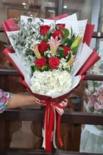 ช่อดอกไม้สดสีแดงขาว