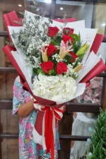 ช่อดอกไม้สดสีแดง