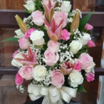 แจกันดอกไม้สดสีชมพู