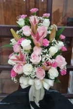 แจกันดอกไม้สดสีชมพู