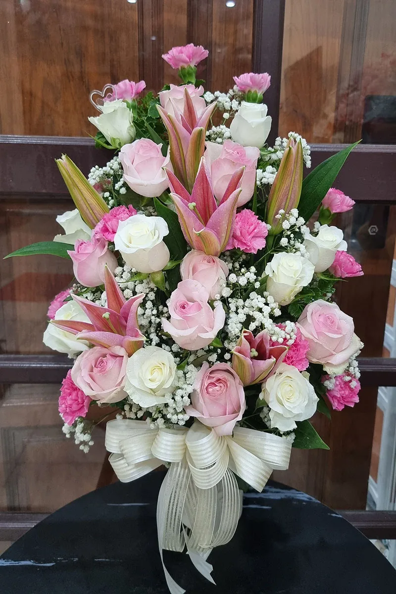 แจกันดอกไม้สดสีชมพู