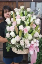 กระเช้าดอกไม้สีอ่อน ดอกกุหลาบ