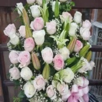 กระเช้าดอกไม้สีอ่อน ดอกกุหลาบ