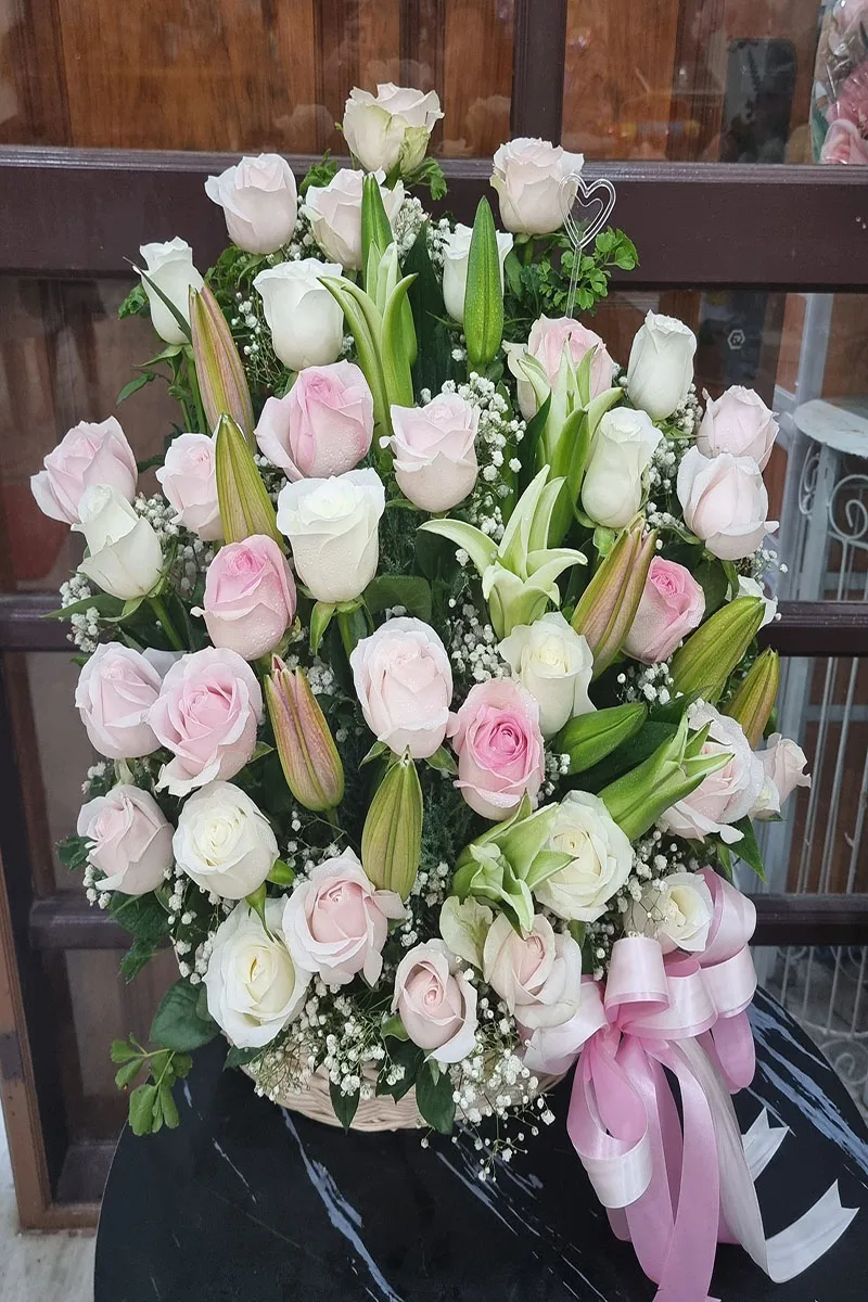 กระเช้าดอกไม้สีอ่อน ดอกกุหลาบ