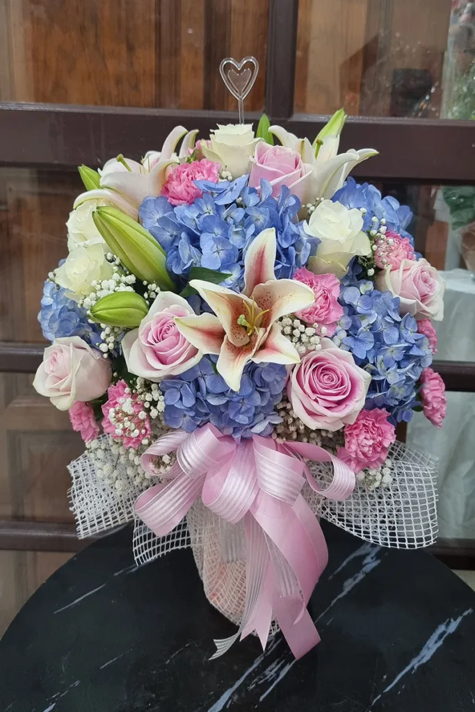 แจดอกไม้สดสีฟ้า