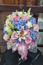 แจกันดอกไม้สดสีฟ้า