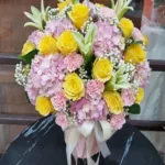 แจกันดอกไม้สดสีชมพูเหลือง