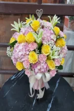 แจกันดอกไม้สดสีชมพูเหลือง