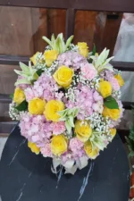 แจกันดอกไม้สดสีชมพูเหลือง