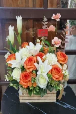 กระเช้าดอกไม้ประดิษฐ์สีส้ม