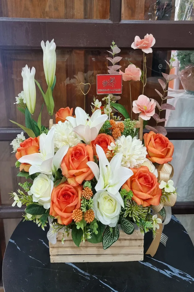 กระเช้าดอกไม้ประดิษฐ์สีส้ม