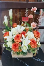 กระเช้าดอกไม้ประดิษฐ์สีส้ม