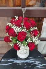 แจกันดอกไม้สดสีแดง