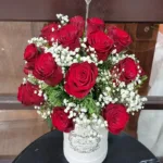 แจกันดอกกุหลาบแดงในกล่อง