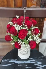 แจกันดอกกุหลาบแดงในกล่อง