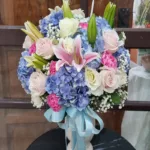 แจกันดอกไม้สดสีฟ้า