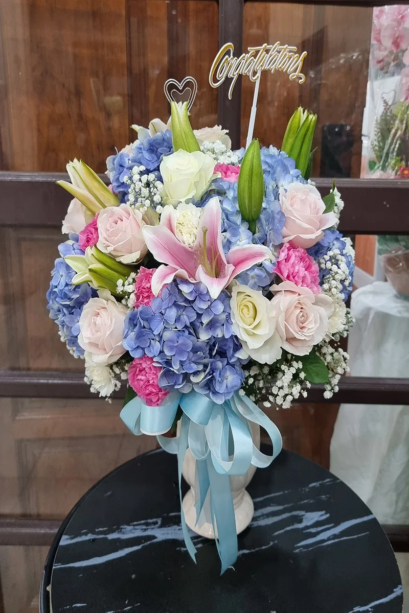 แจกันดอกไม้สดสีฟ้า