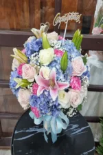 แจกันดอกไม้สดสีฟ้า