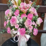 แจกันดอกไม้สดสีชมพู