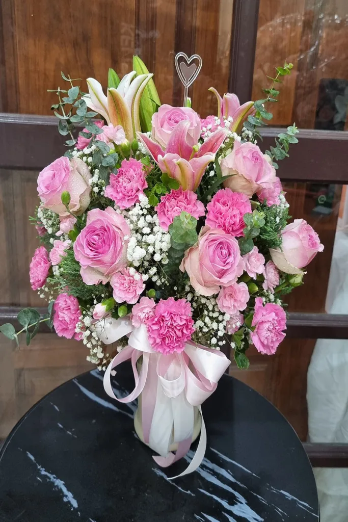 แจกันดอกไม้สดสีชมพู