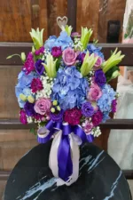 แจกันดอกไม้สดสีม่วง