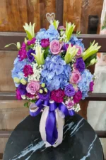 แจกันดอกไม้สีม่วง